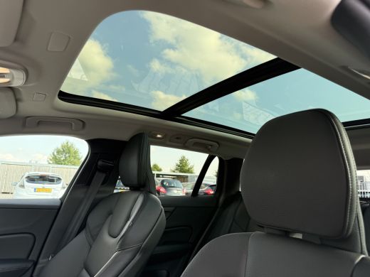 Volvo  V60 T6 Plug-in hybrid AWD Ultra Dark | Panoramadak | Head-up Display | Harman Kardon | Leder | Adapti... ActivLease financial lease