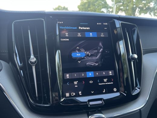 Volvo  XC60 T8 Plug-in hybrid AWD Ultra Dark | Trekhaak | Panoramadak | Luchtvering | 360 Camera | Leder | He... ActivLease financial lease