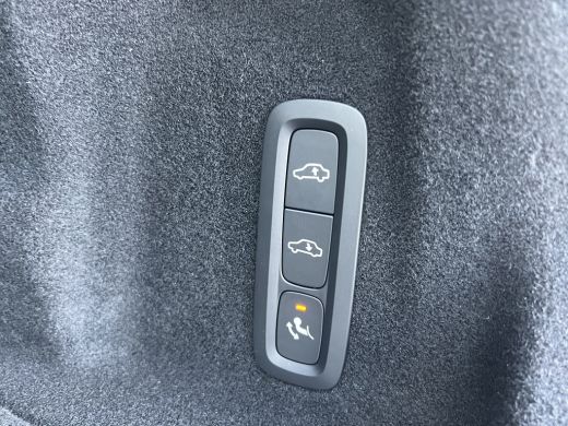 Volvo  XC60 T8 Plug-in hybrid AWD Ultra Dark | Trekhaak | Panoramadak | Luchtvering | 360 Camera | Leder | He... ActivLease financial lease