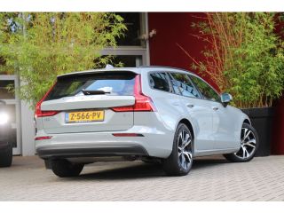 Volvo  V60 2.0 B3 Essential Edition | Trekhaak | Camera | Adaptive Cruise | Stuur/stoelverwarming | 18" Velgen