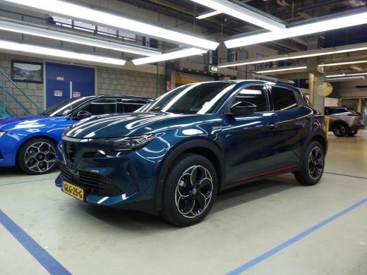 Alfa Romeo Junior Elettrica Speciale 54 kWh | Achteruitrijcamera | Cruise control adaptief met Stop&Go en stuurhulp...