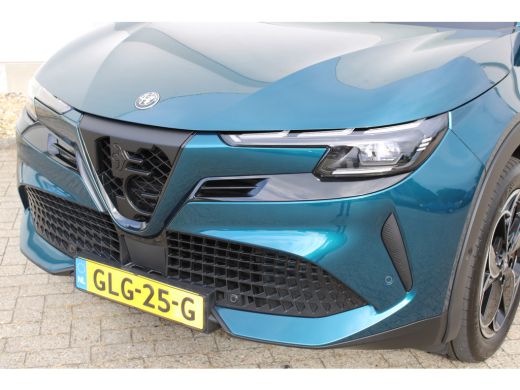 Alfa Romeo Junior Elettrica Speciale 54 kWh / Navigatie / Camera / Dodehoek / Stoelverwarmd / Keyless / Adapt. Crui... ActivLease financial lease