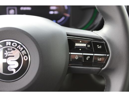 Alfa Romeo Junior Elettrica Speciale 54 kWh / Navigatie / Camera / Dodehoek / Stoelverwarmd / Keyless / Adapt. Crui... ActivLease financial lease