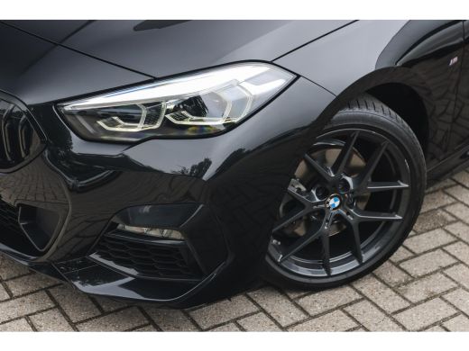 BMW 2 Serie 218i High Executive M Sport Automaat / Panoramadak / Sportstoelen / LED / Stoelverwarming / M Spo... ActivLease financial lease