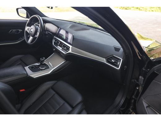 BMW 3 Serie 320i High Executive M Sport Automaat / Schuif-Kanteldak / Sportstoelen / Achteruitrijcamera / M A... ActivLease financial lease