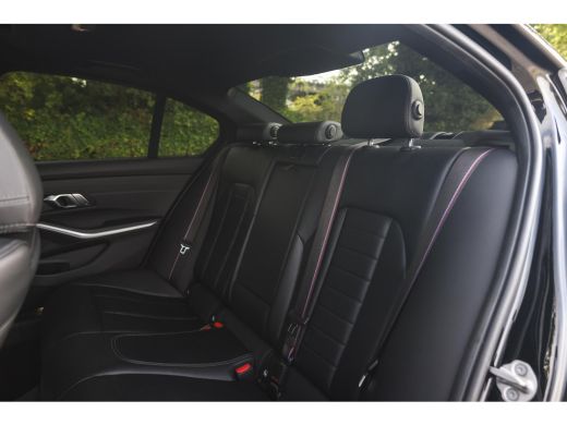 BMW 3 Serie 320i High Executive M Sport Automaat / Schuif-Kanteldak / Sportstoelen / Achteruitrijcamera / M A... ActivLease financial lease