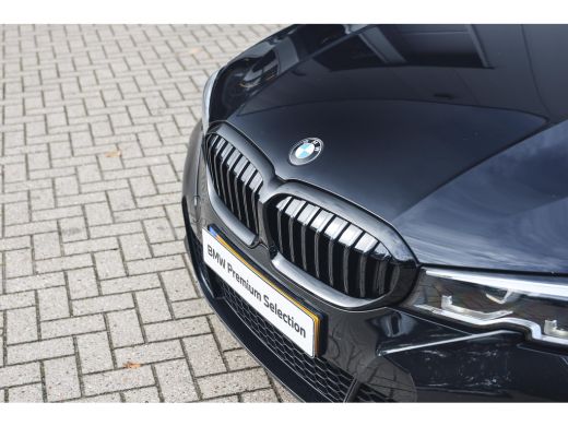 BMW 3 Serie 320i High Executive M Sport Automaat / Schuif-Kanteldak / Sportstoelen / Achteruitrijcamera / M A... ActivLease financial lease