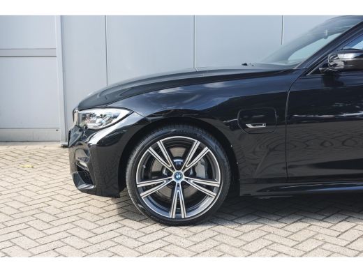 BMW 3 Serie Touring 330e High Executive M Sport Automaat / Sportstoelen / Laserlight / Comfort Access / LED /... ActivLease financial lease