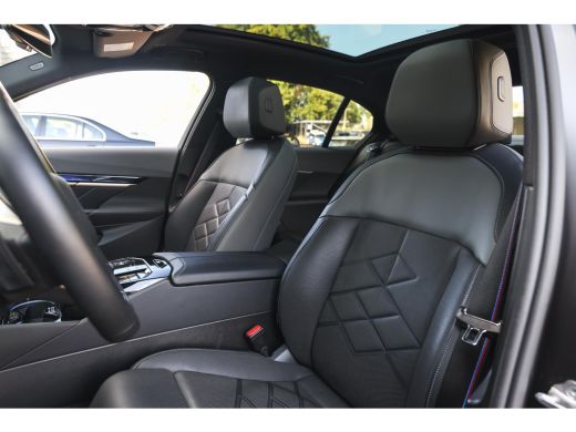 BMW i5 M60 xDrive M Sport / Panoramadak / Trekhaak / Stoelventilatie / Bowers & Wilkins / Adaptieve LED ... ActivLease financial lease