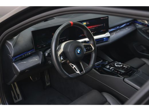 BMW i5 M60 xDrive M Sport / Panoramadak / Trekhaak / Stoelventilatie / Bowers & Wilkins / Adaptieve LED ... ActivLease financial lease