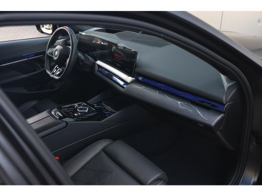 BMW i5 M60 xDrive M Sport / Panoramadak / Trekhaak / Stoelventilatie / Bowers & Wilkins / Adaptieve LED ... ActivLease financial lease