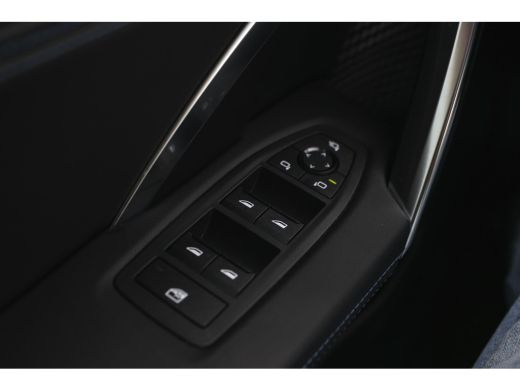 BMW X1 sDrive20i M Sport Automaat / Panoramadak / Trekhaak / Sportstoelen / Achteruitrijcamera / M Adapt... ActivLease financial lease