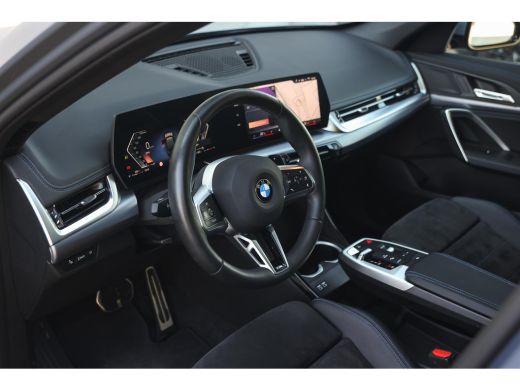 BMW X1 sDrive20i M Sport Automaat / Panoramadak / Trekhaak / Sportstoelen / Achteruitrijcamera / M Adapt... ActivLease financial lease