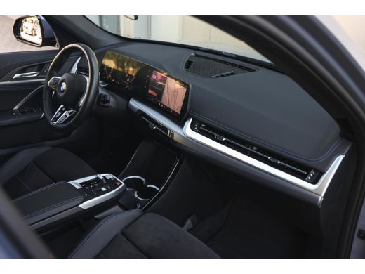 BMW X1 sDrive20i M Sport Automaat / Panoramadak / Trekhaak / Sportstoelen / Achteruitrijcamera / M Adapt... ActivLease financial lease