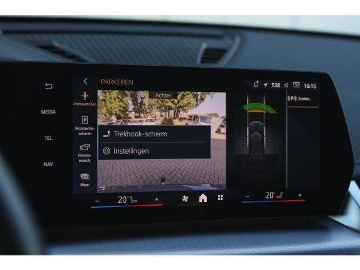 BMW X1 sDrive20i M Sport Automaat / Panoramadak / Trekhaak / Sportstoelen / Achteruitrijcamera / M Adapt... ActivLease financial lease