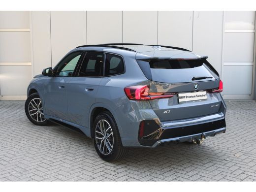 BMW X1 sDrive20i M Sport Automaat / Panoramadak / Trekhaak / Sportstoelen / Achteruitrijcamera / M Adapt... ActivLease financial lease