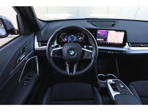 BMW X1 sDrive20i M Sport Automaat / Panoramadak / Trekhaak / Sportstoelen / Achteruitrijcamera / M Adapt... ActivLease financial lease