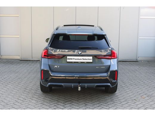 BMW X1 sDrive20i M Sport Automaat / Panoramadak / Trekhaak / Sportstoelen / Achteruitrijcamera / M Adapt... ActivLease financial lease