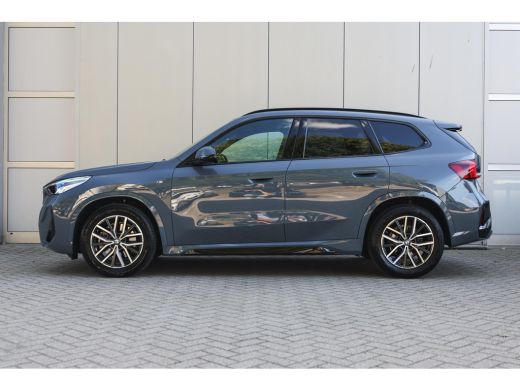 BMW X1 sDrive20i M Sport Automaat / Panoramadak / Trekhaak / Sportstoelen / Achteruitrijcamera / M Adapt... ActivLease financial lease