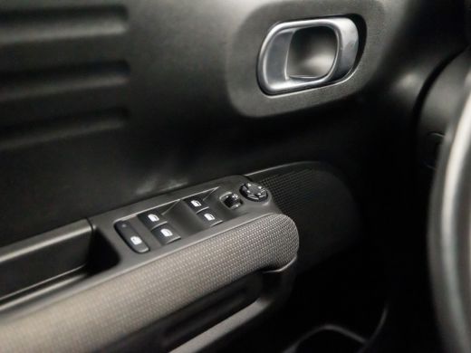 Citroën C3 Aircross 1.2 PureTech Shine Automaat (APPLE CARPLAY, GROOT NAVI, GETINT GLAS, SPORTSTOELEN, CRUISE, PARKEE... ActivLease financial lease