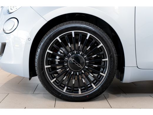 Fiat 500C La Prima 42 kWh Cabrio | Adaptieve Cruise Controle | Camera | Parkeersensoren | Navigatie | Stoel... ActivLease financial lease