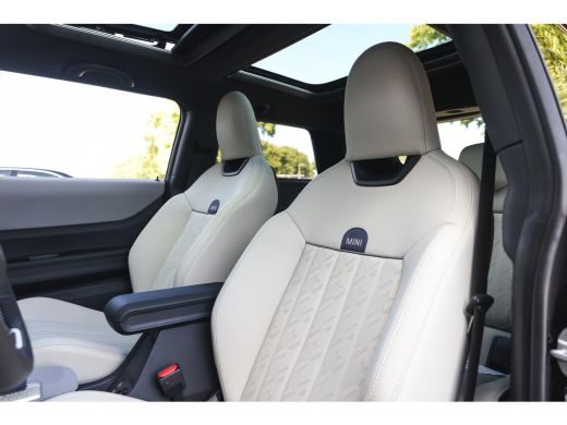 Mini 3-Deurs Cooper C Automaat / Favoured / Pakket L / 18" Night Flash Spoke 2-tone ActivLease financial lease