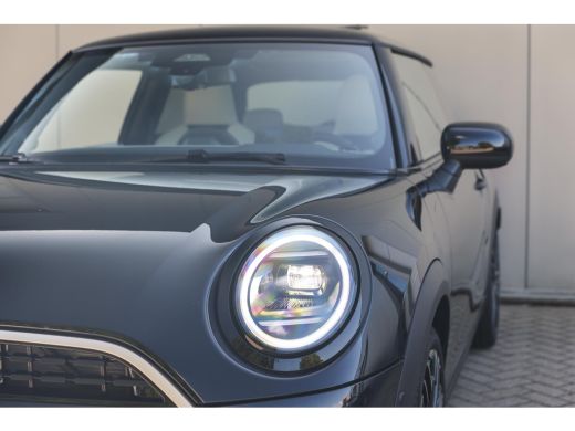 Mini 3-Deurs Cooper C Automaat / Favoured / Pakket L / 18" Night Flash Spoke 2-tone ActivLease financial lease