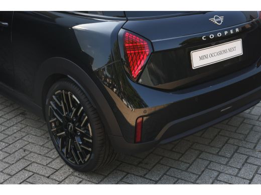 Mini 3-Deurs Cooper C Automaat / Favoured / Pakket L / 18" Night Flash Spoke 2-tone ActivLease financial lease