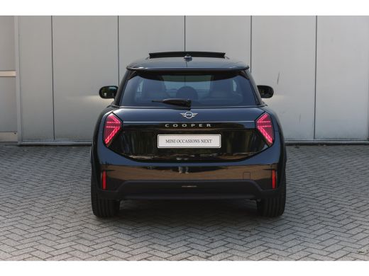 Mini 3-Deurs Cooper C Automaat / Favoured / Pakket L / 18" Night Flash Spoke 2-tone ActivLease financial lease