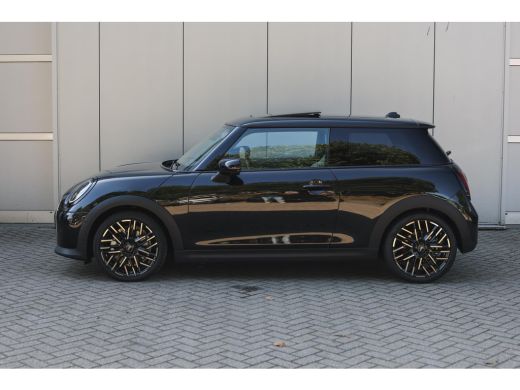 Mini 3-Deurs Cooper C Automaat / Favoured / Pakket L / 18" Night Flash Spoke 2-tone ActivLease financial lease