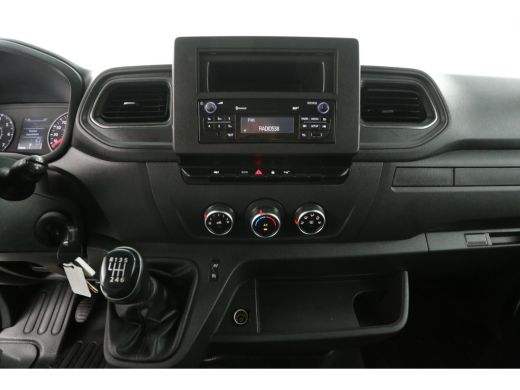 Renault Master T35 2.3 dCi L2H2 | Airco | Cruise | Traanplaat | 3 Persoons | Parkeersensoren | Trekhaak ActivLease financial lease