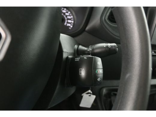 Renault Master T35 2.3 dCi L2H2 | Airco | Cruise | Traanplaat | 3 Persoons | Parkeersensoren | Trekhaak ActivLease financial lease
