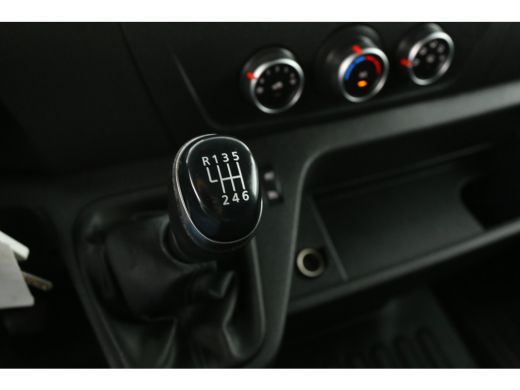 Renault Master T35 2.3 dCi L2H2 | Airco | Cruise | Traanplaat | 3 Persoons | Parkeersensoren | Trekhaak ActivLease financial lease