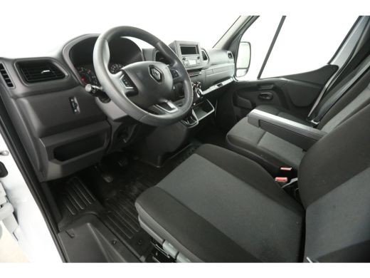 Renault Master T35 2.3 dCi L2H2 | Airco | Cruise | Traanplaat | 3 Persoons | Parkeersensoren | Trekhaak ActivLease financial lease