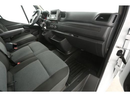 Renault Master T35 2.3 dCi L2H2 | Airco | Cruise | Traanplaat | 3 Persoons | Parkeersensoren | Trekhaak ActivLease financial lease