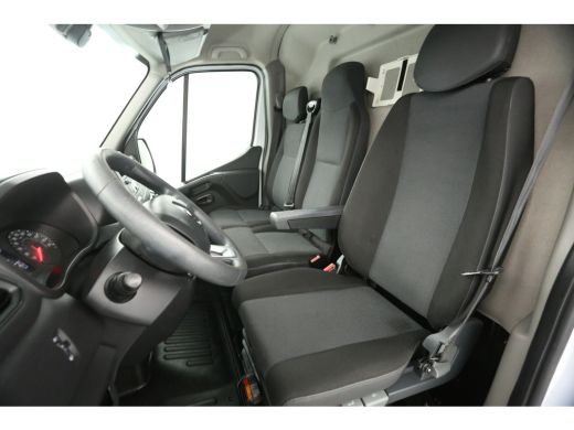 Renault Master T35 2.3 dCi L2H2 | Airco | Cruise | Traanplaat | 3 Persoons | Parkeersensoren | Trekhaak ActivLease financial lease