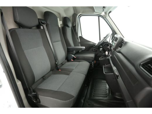 Renault Master T35 2.3 dCi L2H2 | Airco | Cruise | Traanplaat | 3 Persoons | Parkeersensoren | Trekhaak ActivLease financial lease