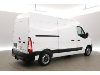 Renault Master T35 2.3 dCi L2H2 | Airco | Cruise | Traanplaat | 3 Persoons | Parkeersensoren | Trekhaak