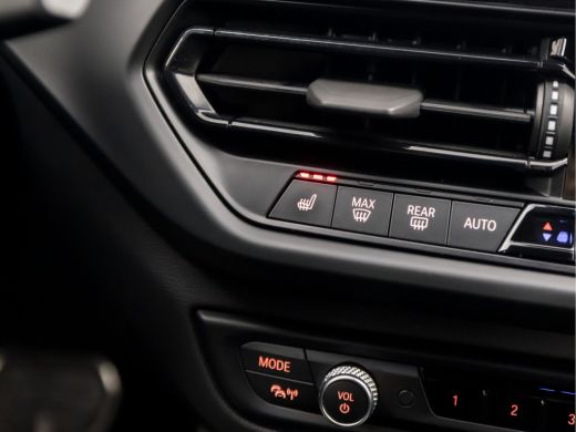 BMW 1 Serie 118i M Sport Automaat (APPLE CARPLAY, M PAKKET, STUUR/STOELVERWARMING, SFEERVERLICHTING, SPORTSTO... ActivLease financial lease