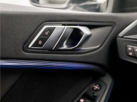 BMW 1 Serie 118i M Sport Automaat (APPLE CARPLAY, M PAKKET, STUUR/STOELVERWARMING, SFEERVERLICHTING, SPORTSTO... ActivLease financial lease
