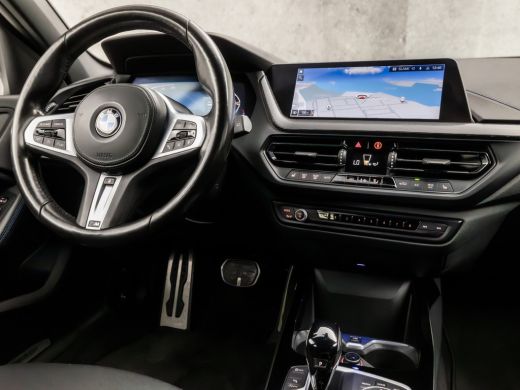 BMW 1 Serie 118i M Sport Automaat (APPLE CARPLAY, M PAKKET, STUUR/STOELVERWARMING, SFEERVERLICHTING, SPORTSTO... ActivLease financial lease