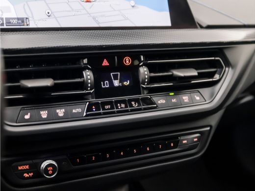BMW 1 Serie 118i M Sport Automaat (APPLE CARPLAY, M PAKKET, STUUR/STOELVERWARMING, SFEERVERLICHTING, SPORTSTO... ActivLease financial lease