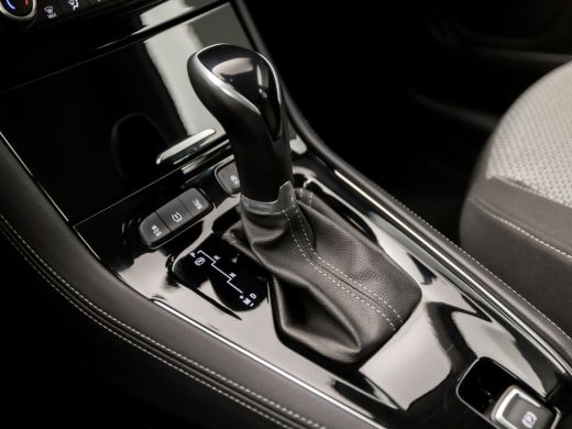 Opel Grandland X 1.2 Turbo Sport Automaat (APPLE CARPLAY, GROOT NAVI, GETINT GLAS, PARKEERSENSOREN, SPORTSTOELEN, ... ActivLease financial lease