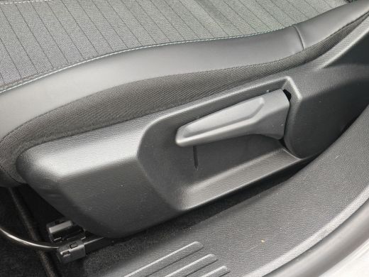 Peugeot 2008 1.2 PureTech Allure Pack | Achterbank in delen neerklapbaar | Achteruitrijcamera | Airco (automat... ActivLease financial lease