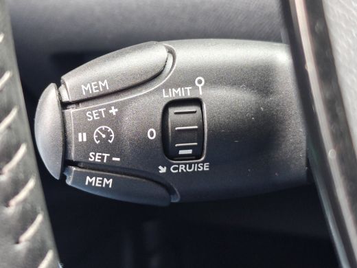 Peugeot 2008 1.2 PureTech Allure Pack | Achterbank in delen neerklapbaar | Achteruitrijcamera | Airco (automat... ActivLease financial lease