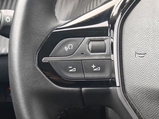 Peugeot 2008 1.2 PureTech Allure Pack | Achterbank in delen neerklapbaar | Achteruitrijcamera | Airco (automat... ActivLease financial lease
