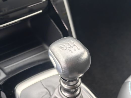 Peugeot 2008 1.2 PureTech Allure Pack | Achterbank in delen neerklapbaar | Achteruitrijcamera | Airco (automat... ActivLease financial lease