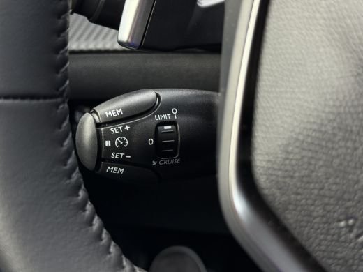 Peugeot 208 1.2 Hybrid 110 e-DCS6 Allure | Achterspoiler | Achteruitrijcamera | Camera voor ActivLease financial lease