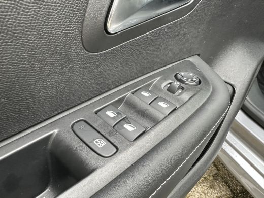 Peugeot 208 Hybrid 100 e-DCS6 Allure | Achterbank in delen neerklapbaar | Apple Carplay/Android Auto|telefoon... ActivLease financial lease