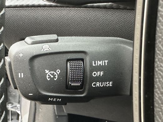 Peugeot 208 Hybrid 100 e-DCS6 Allure | Achterbank in delen neerklapbaar | Apple Carplay/Android Auto|telefoon... ActivLease financial lease